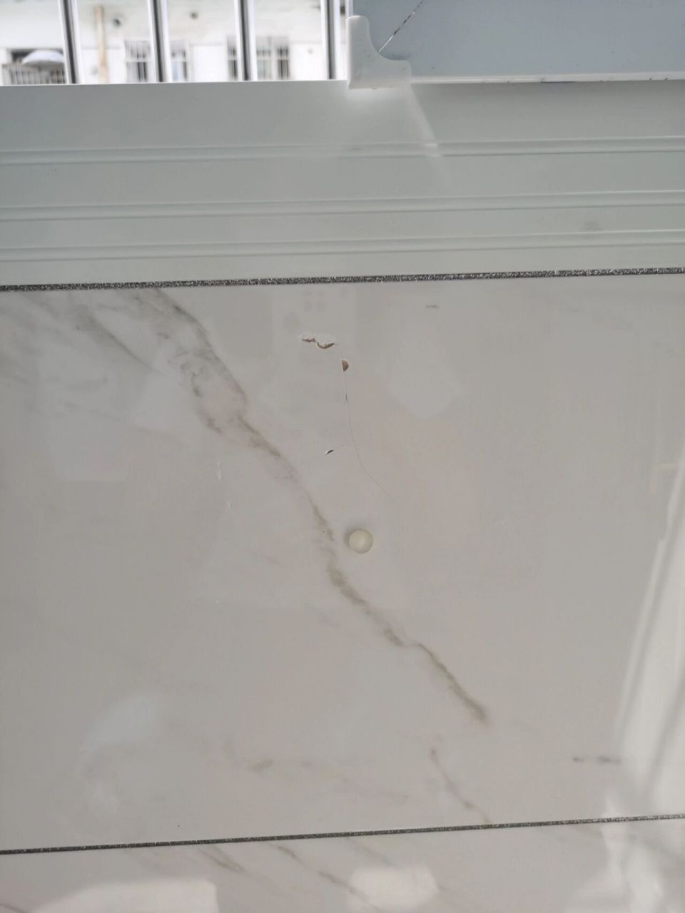 墙砖开裂是怎么回事啊(墙砖开裂是怎么回事啊图片)